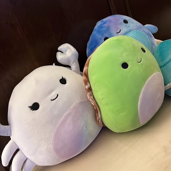 Squishmallow bundle that includes sea life and a planet - Picture 3 of 7